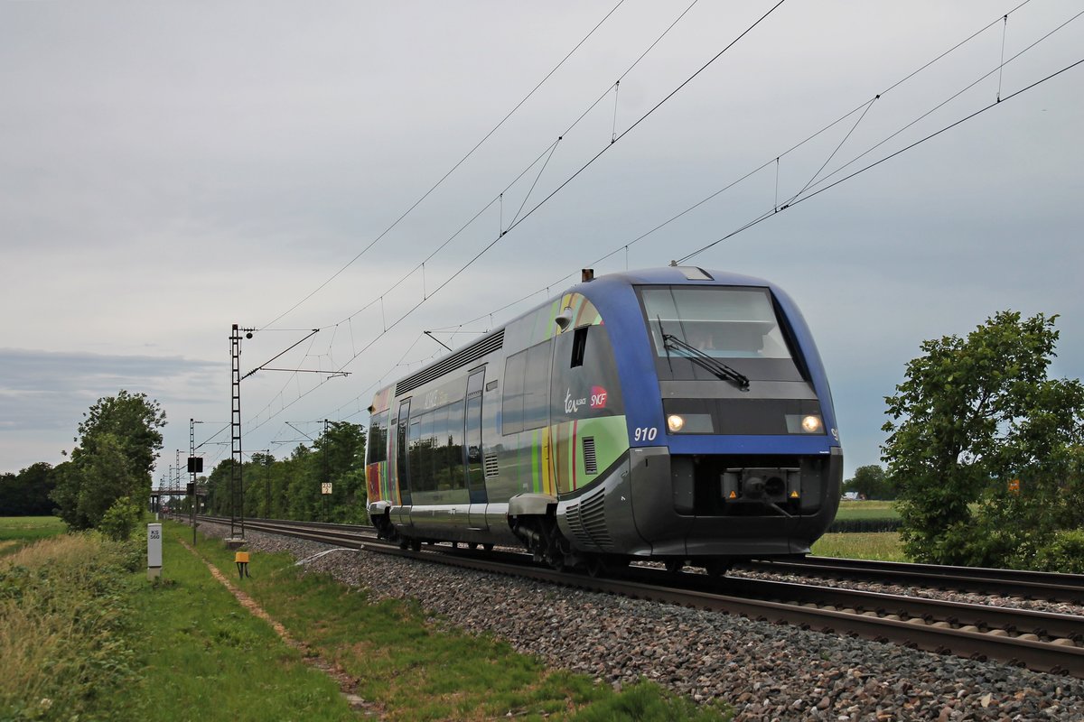 Am Nachmittag des 09.06.2019 fuhr SNCF TER Alsace X73903 als IRE (Freiburg (Brsg) Hbf - Mulhouse Ville) südlich von Buggingen über die Rheintalbahn in Richtung Müllheim (Baden).