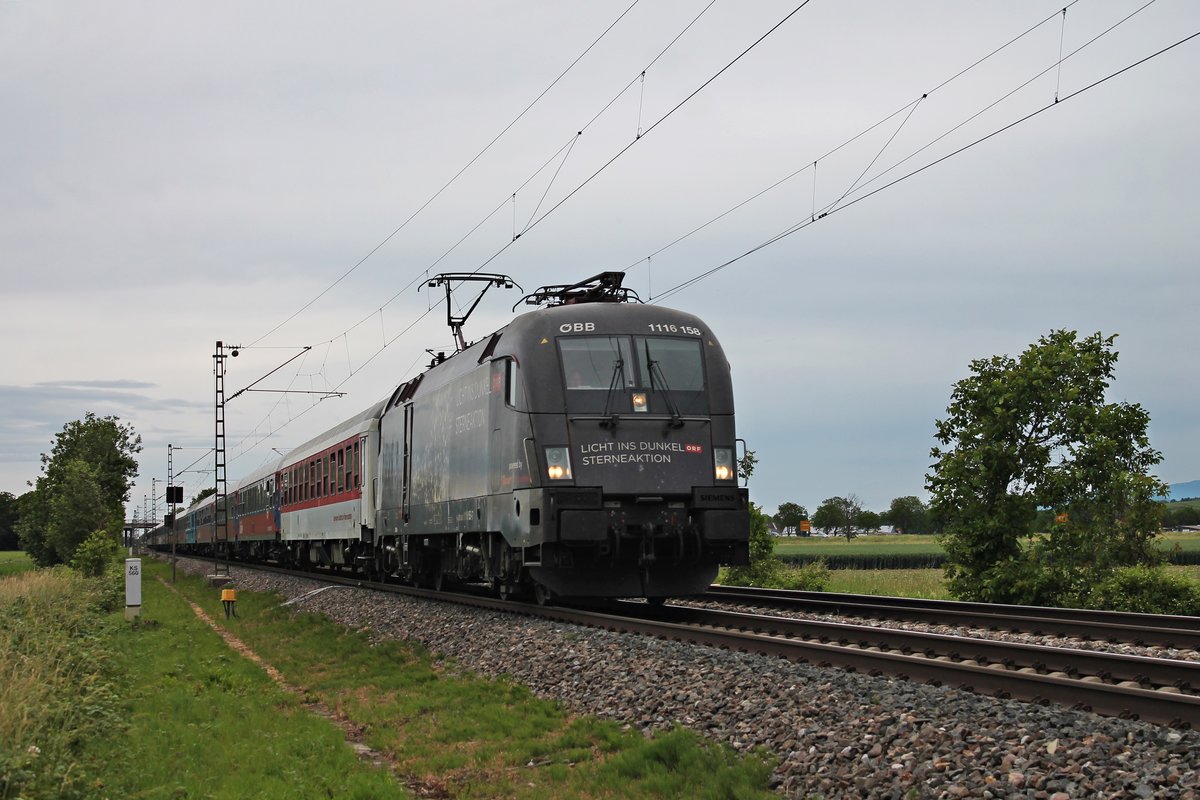 Am Nachmittag des 09.06.2019 fuhr die ÖBB 1116 158  ORF Licht ins Dunkel  mit ihrem Pilgersonderzug (München Ost - Lourdes) südlich von Buggingen über die KBS 703 durchs Markgräflerland in Richtung Schweizer Grenze.