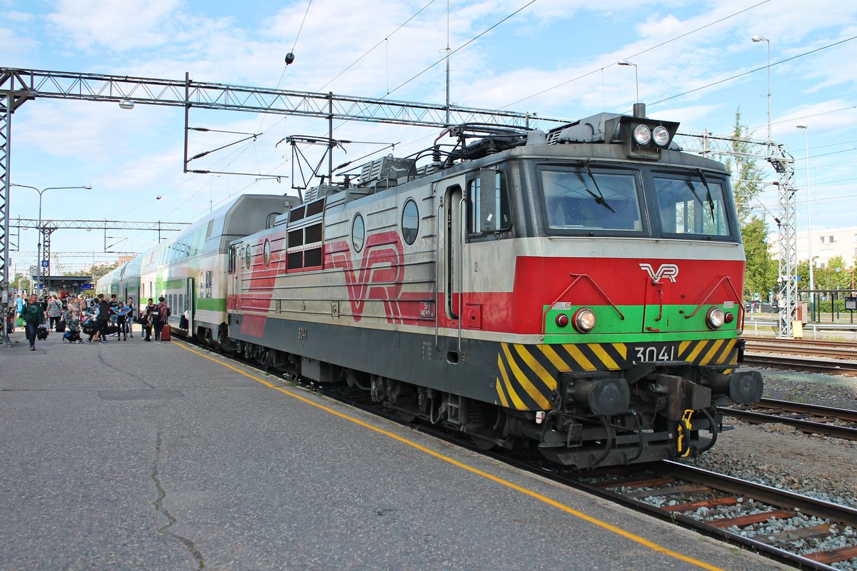 Am Nachmittag des 09.07.2019 stand Sr1 3041 mit dem IC 710 (Rovaniemi - Kuopio) auf Gleis 3 im Bahnhof von Oulu und wartete dort auf die Abfahrt in Richtung Süden.