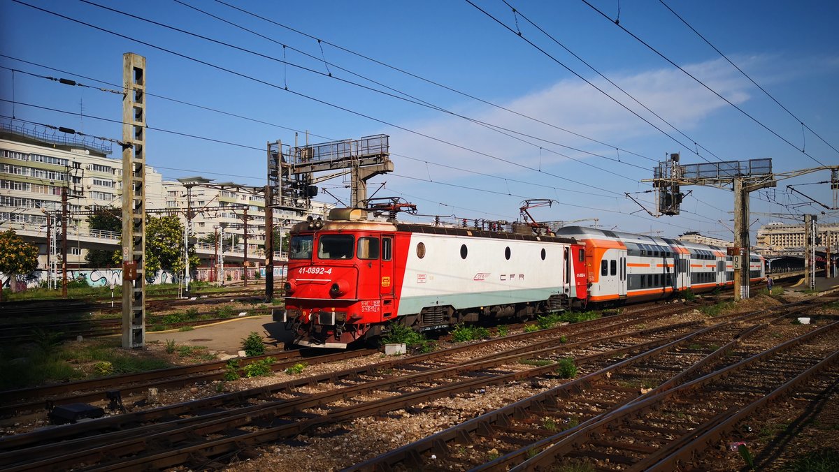 Am Nachmittag des 09.08.2019 verließ die 41-0892-4 den Buarester Nordbahnhof mit Doppelstockgarnitur.