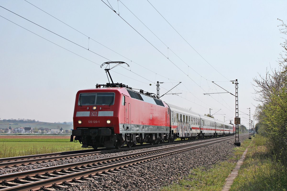 Am Nachmittag des 10.04.2020 fuhr 120 120-1 zusammen mit der 120 113-6 und fünf IC-Wagen als Lr 77755 (Basel Bad Bf - Stuttgart Hbf) nördlich von Hügelheim über die Rheintalbahn in Richtung Freiburg (Breisgau).
