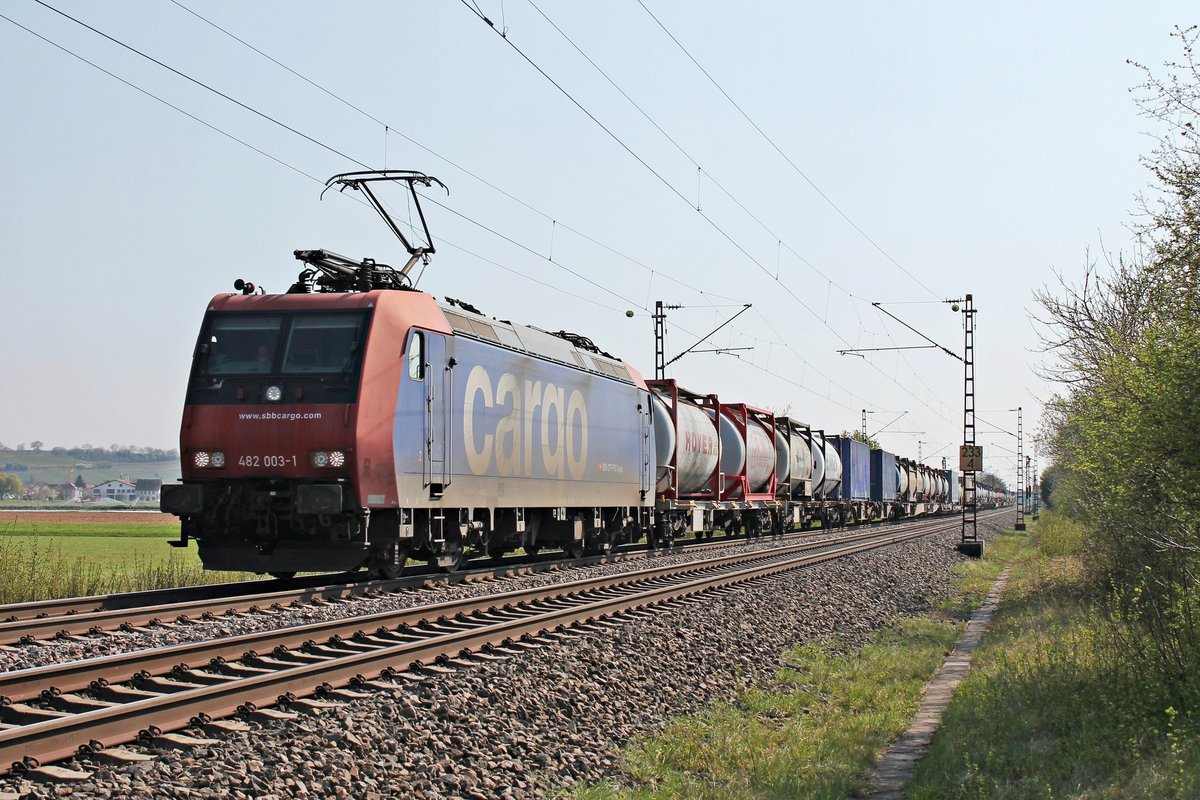 Am Nachmittag des 10.04.2020 fuhr Re 482 003-1 mit dem DGS 40284 (Gallarate - Antwerpen D.S. Oorderen) nördlich von Hügelheim über die Rheintalbahn in Richtung Buggingen.