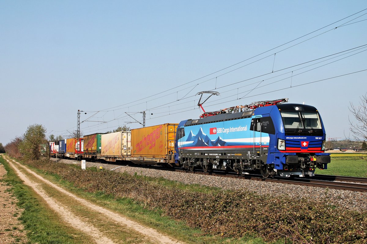 Am Nachmittag des 10.04.2020 fuhr Südleasing/SBBCI 193 527  Main  mit dem DGS 40281 (Ludwigshafen BASF Ubf - Gallarate) südlich von Buggingen über die Rheintalbahn durchs Markgräflerland in Richtung Schweiz.