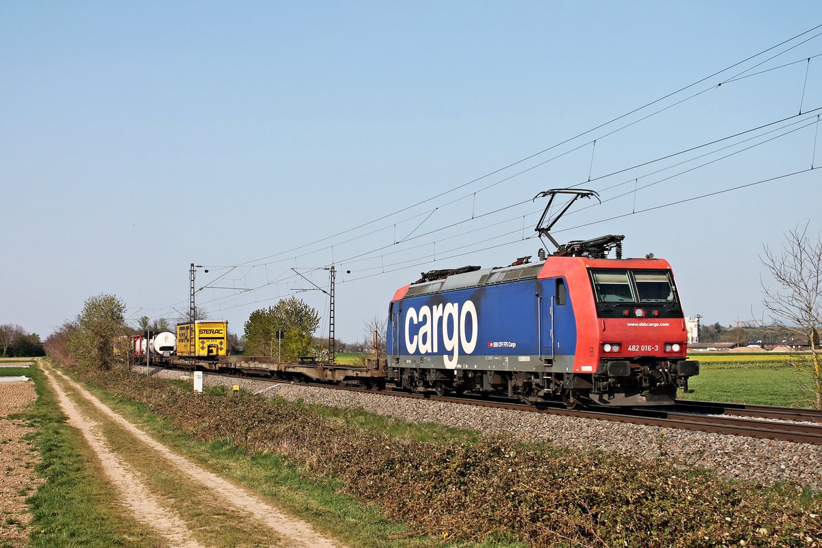 Am Nachmittag des 10.04.2020 fuhr Re 482 016-3 mit dem DGS 43017 (Hamburg Billwerder Ubf - Gallarate) südlich von Buggingen durchs Rheintal in Richtung Basel.