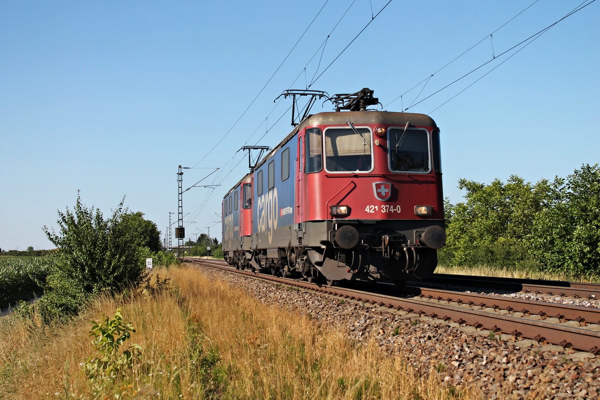 Am Nachmittag des 10.07.2015 kam Re 421 374-0 zusammen mit Re 421 388-0 als Lokzug bei Hügelheim in Richtung Schweizer Grenze vorbei.