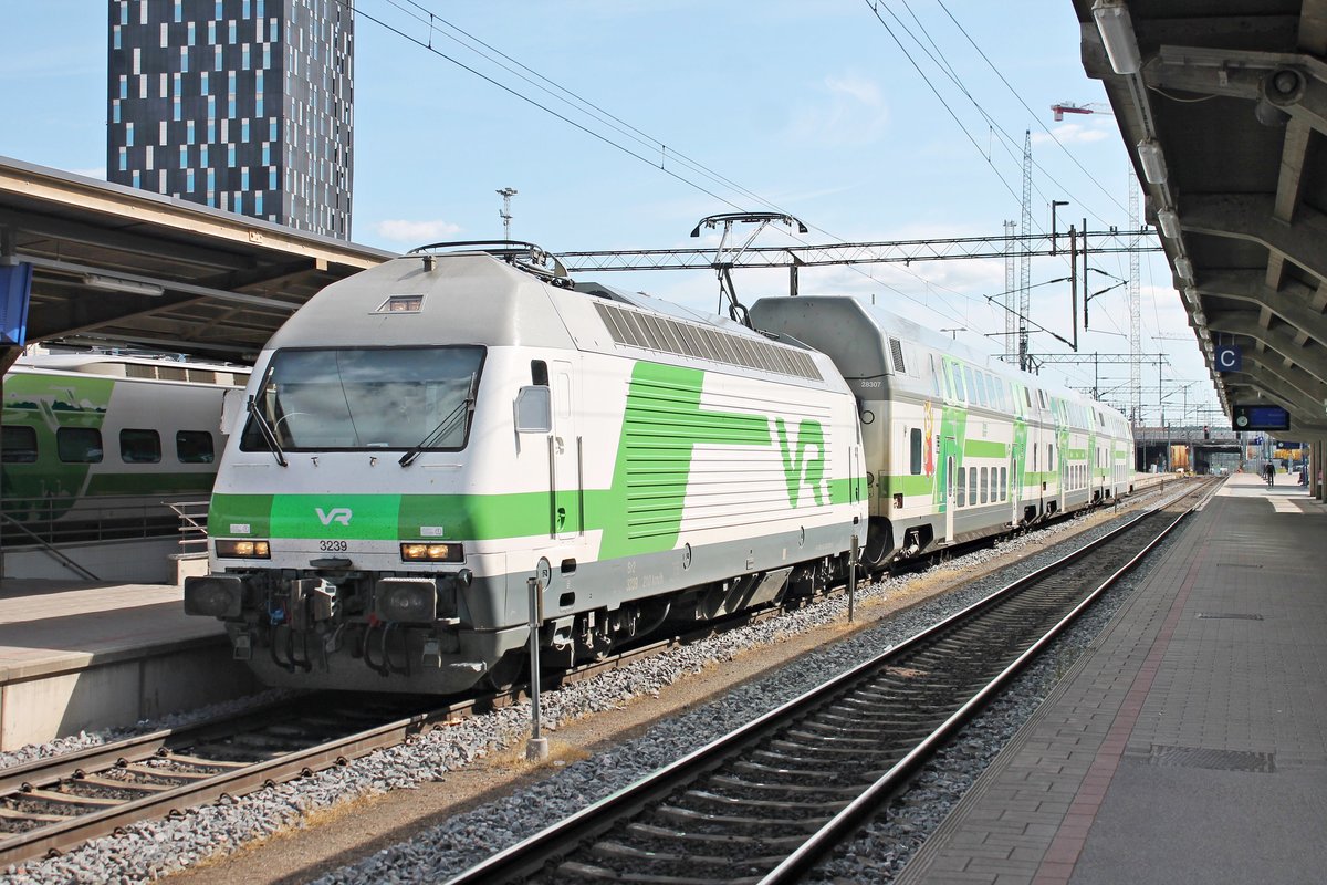 Am Nachmittag des 10.07.2019 stand Sr2 3239 mit ihrem kurzen IC 175 (Helsinki - Pori) auf Gleis 2 im Bahnhof von Tampere und wartete auf die Ausfahrt.