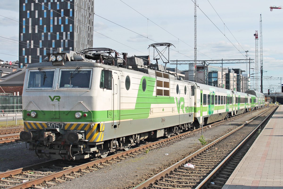 Am Nachmittag des 10.07.2019 stand Sr1 3057 mit einer IC-Garnitur neben den Bahnsteigen im Bahnhof von Tampere und wartete auf ihren nächsten Einsatz.