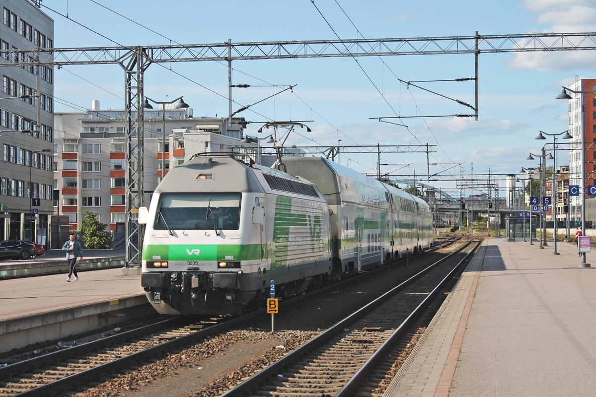 Am Nachmittag des 10.07.2019 stand Sr2 3205 mit ihrem kurzem InterCity 928 (Tampere - Turku) auf Gleis 3 im Startbahnhof und wartete dort auf die Ausfahrt.