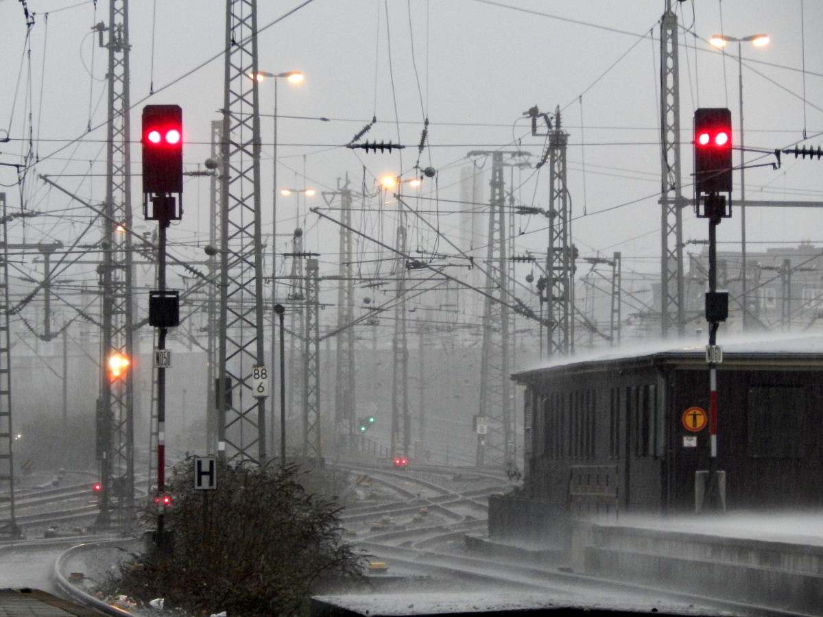 Am Nachmittag des 10.1 erg0ß sich ein starker Schauer über Düsseldorf. Nach wenigen Minuten zog der Regenschauer dann weiter und alles war wieder vorbei.

Düsseldorf 10.01.2015