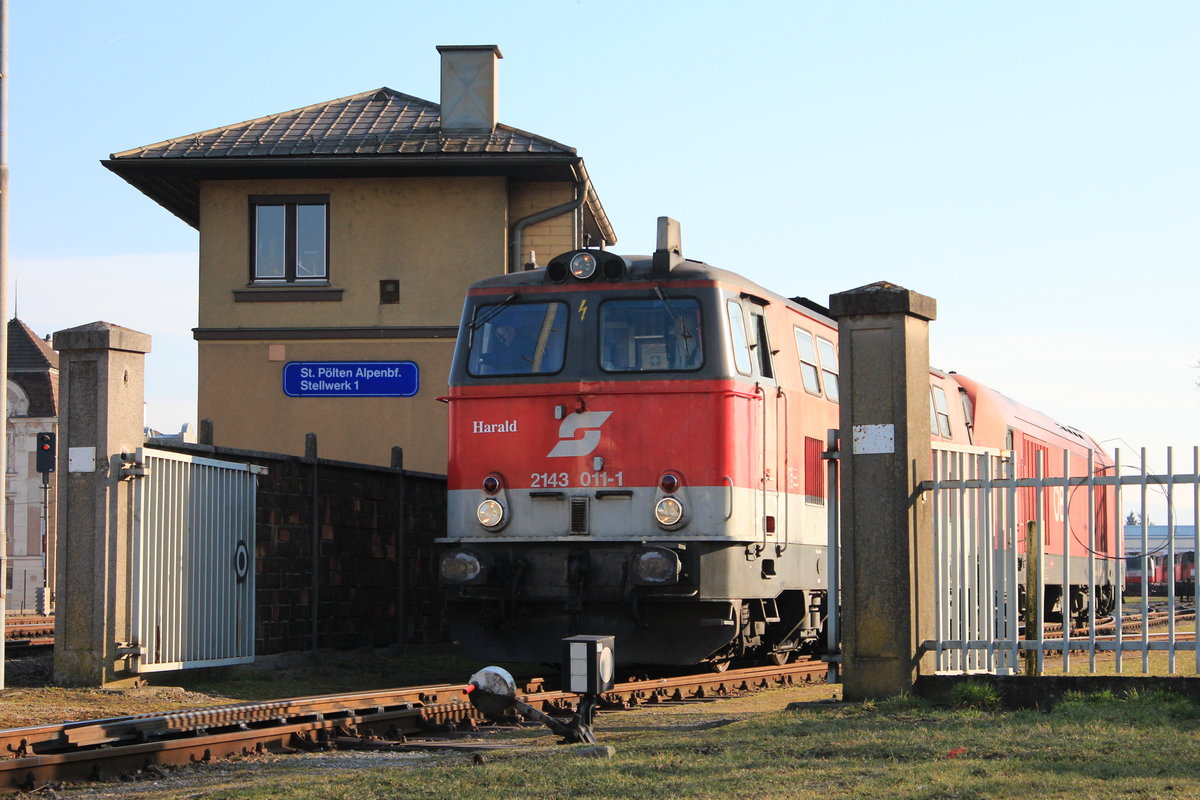 Am Nachmittag des 10.3.2015 zieht die 2143 011  Harald  die 2016 063 aus der Hauptwerkstätte in St.Pölten Alpenbahnhof und macht sich anschließend auf den Weg nach St.Pölten Hbf.
Das Stellwerk 1 war zu dieser Zeit noch in Betrieb und es wurden dort unteranderem die Eisenbahnkreuzeug quer über den Bahnhof bedient von der aus dieses Foto entstand.