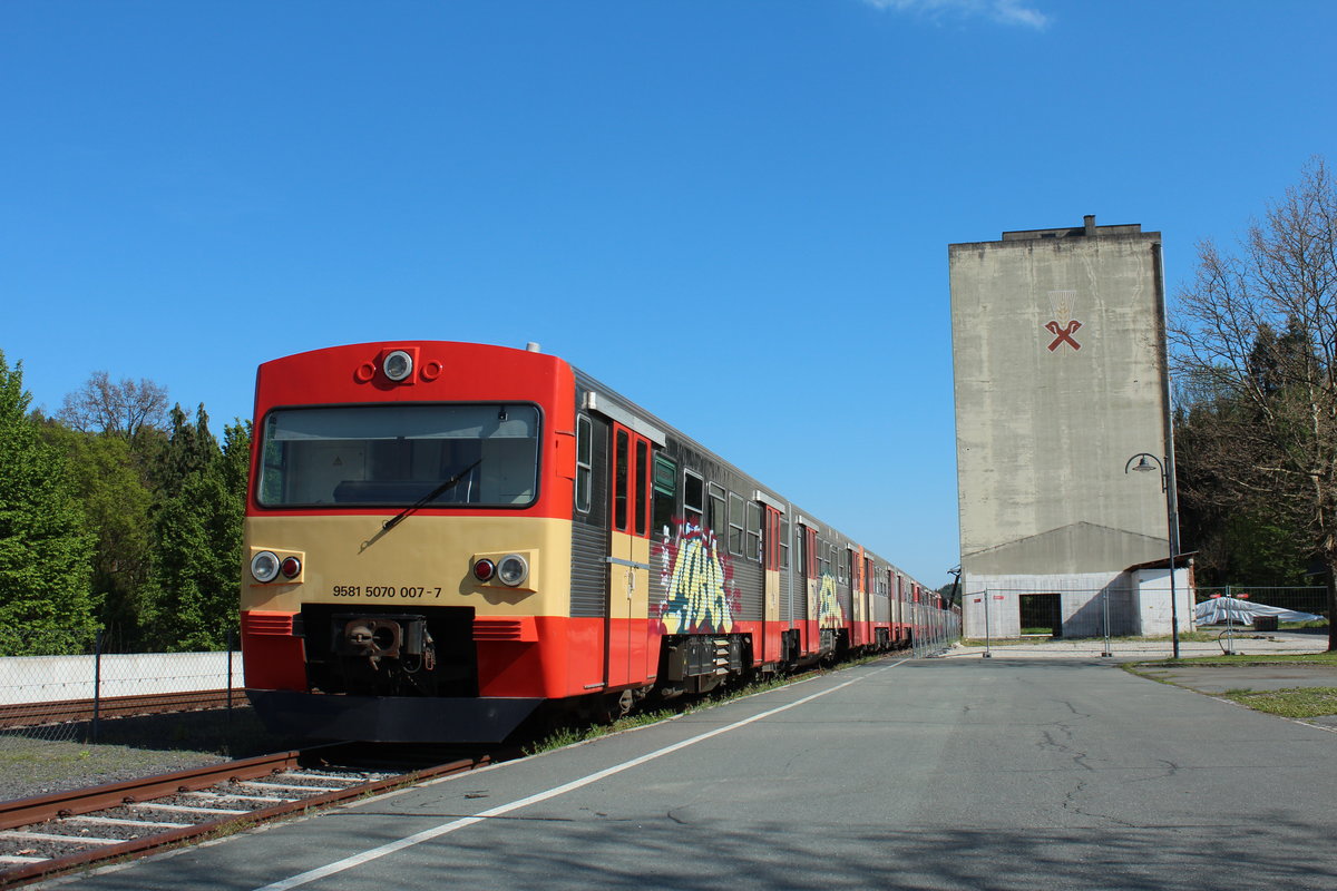 Am Nachmittag des 10.5.2017 stehen am Bahnhof Lannach angeführt von VT70.07 noch die weiteren mit der Nummer VT70.01, VT70.12, VT70.03, VT70.02, VT70.10, VT70.09 und VT70.05.
Die Triebwagen warten hier auf ihr weiteres Schicksal.