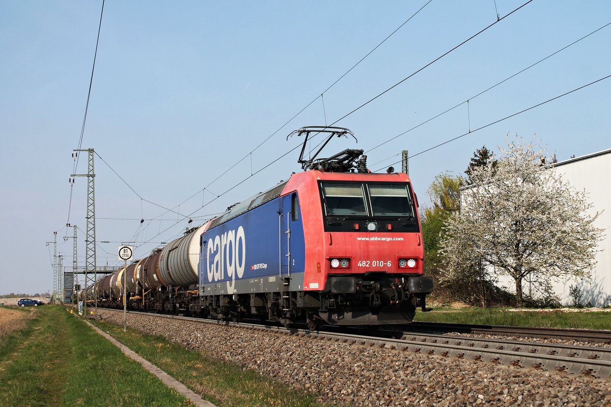 Am Nachmittag des 11.04.2019 fuhr Re 482 010-6 mit dem  BASF -Zug DGS 49069 (Karlsruhe Gbf - Basel SBB RB), welcher an diesem Tag eine ordentliche Länge hatte, durch den Haltepunkt von Auggen in Richtung Zielbahnhof.