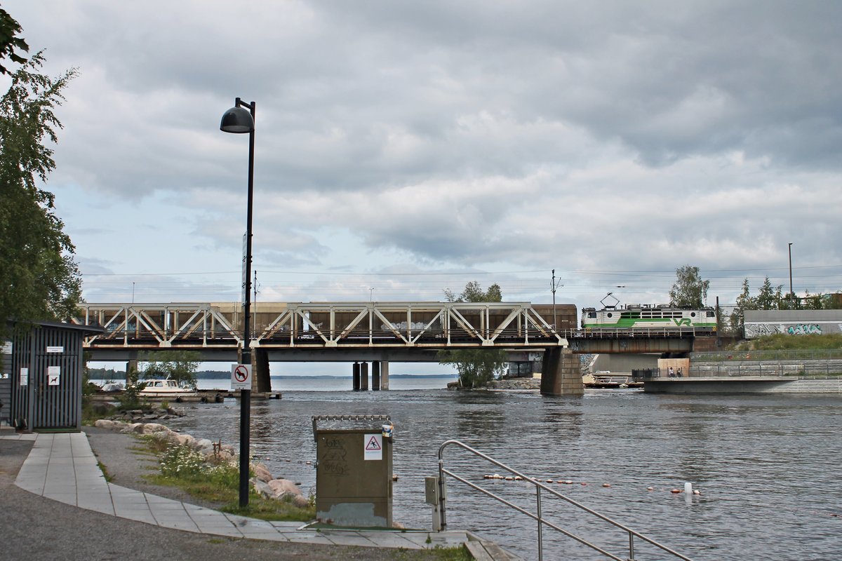 Am Nachmittag des 11.07.2019 fuhr Sr1 3053 mit einem Güterzug über eine Brücke in Tampere über den Näsiselkä-See in Richtung Hauptbahnhof.