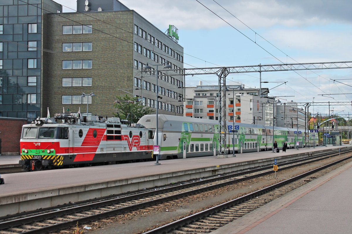 Am Nachmittag des 11.07.2019 rangiert Sr1 3100 ihre IC-Garnitur auf Gleis 2 im Bahnhof von Tampere, um später als Ersatzzug für den IC 180 nach Helsinki zu fahren.