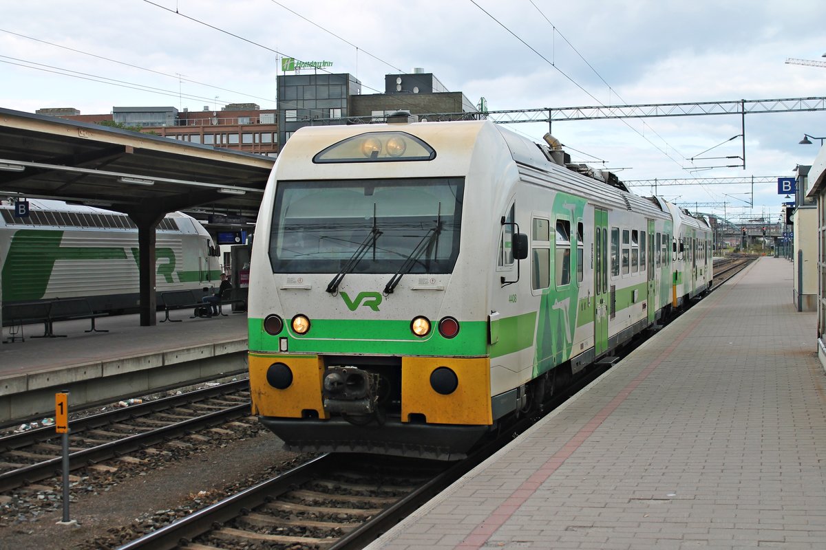 Am Nachmittag des 11.07.2019 stand Dm12 4408 zusammen mit Dm 4412 als H 427 (Tampere - Keuruu) auf Gleis 4 im Bahnhof von Tampere und warteten auf ihre Ausfahrt.