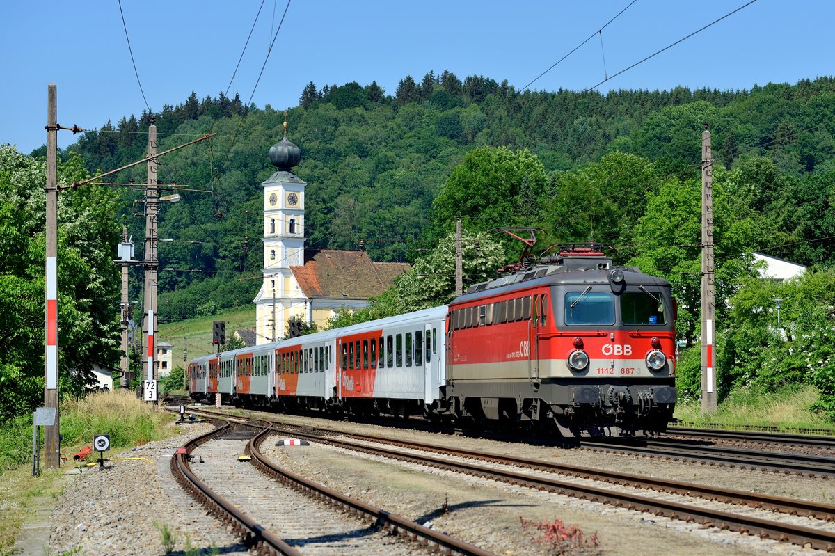 Am Nachmittag des 12. Juni 2015 stattete ich dem Bahnhof Wernstein an der Passauer Bahn einen Besuch ab. Ziel war, die hier noch zahlreich eingesetzten CityShuttle Garnituren zu dokumentieren, bevor im nächsten Jahr der  cityjet  in Oberösterreich Einzug hält. Erfreulicherweise war mit 1142.667 gleich ein optisches  Gustostückerl  der Baureihe im Umlauf mit eingebunden, hier zu sehen mit dem R 5923 nach Linz HBF.