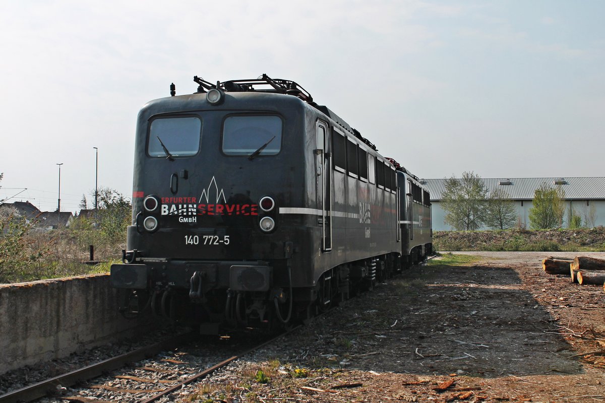 Am Nachmittag des 12.04.2019 stand EBS 140 772-5 zusammen mit der EBS 140 811-1 abgestellt an der ehemaligen Laderampe im Güterbahnhof von Neuenburg (Baden) und warteten dort darauf, dass ihr Holzzug fertig beladen wurde.
