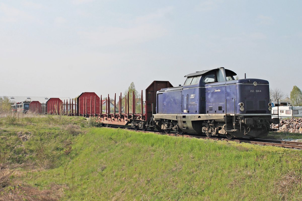 Am Nachmittag des 12.04.2019 stand 212 024-4  Jannika  der Heinrichsmeyer Eisenbahndienstleistungen UG abgestellt im Güterbahnhof von Neuenburg (Baden), um als Rangierlok für den Holzzug für die EBS zu fungieren.