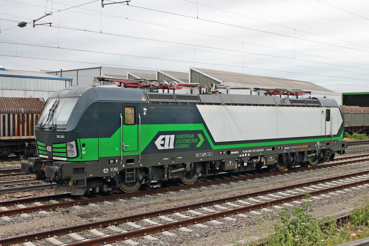 Am Nachmittag des 12.07.2017 stand ELL/LTE 193 261 abgestellt im Bahnhof von Efringen Kirchen und wartete dort auf ihre nächste Leistung. Zuvor brachte sie einen Getreidezug nach Basel Bad Rbf.