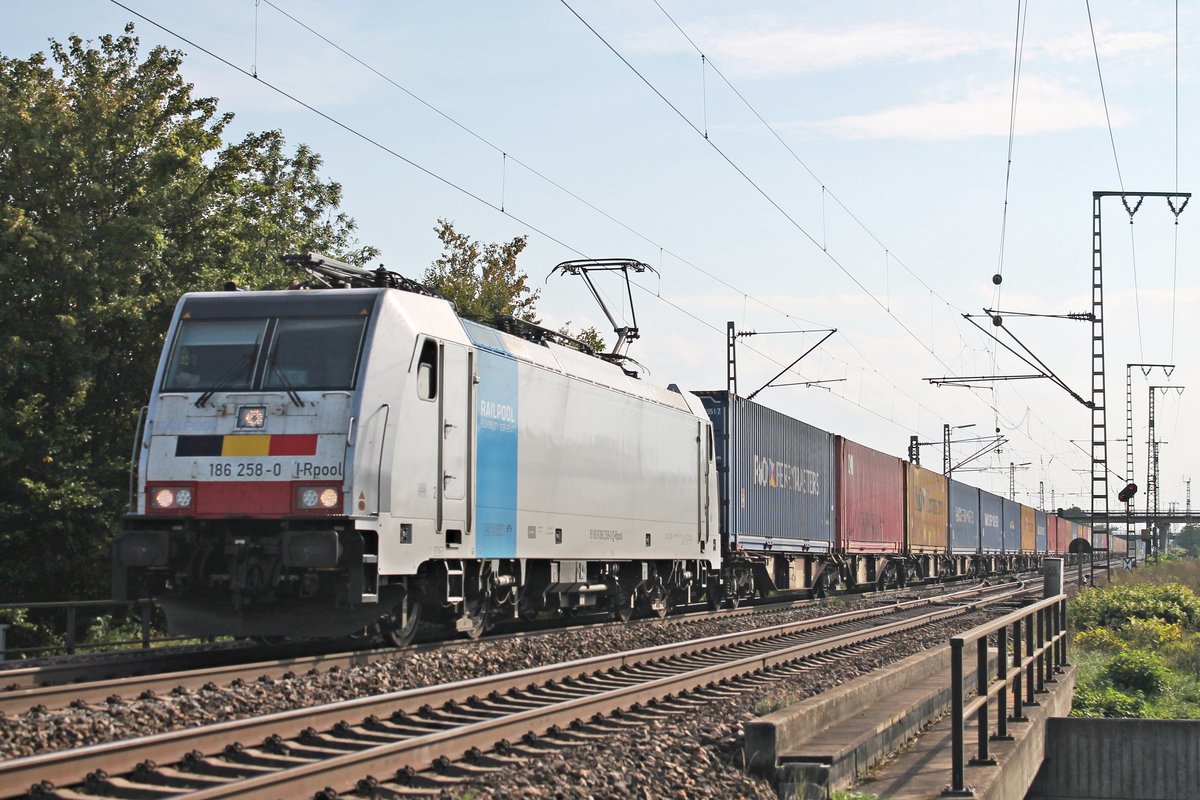 Am Nachmittag des 12.09.2018 fuhr Rpool/LINEAS 186 258-0 mit einem Containerzug aus Italien bei Müllheim (Baden) über die KBS 703 durchs Markgäflerland in Richtung Freiburg (Breisgau).