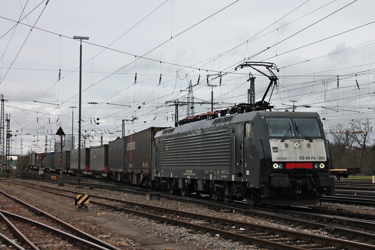 Am Nachmittag des 13.03.2018 fuhr MRCE/TXL ES 64 F4-092 (189 992-1) mit dem  Jan de Rijk -Containerzug aus Rotterdam durchs nördliche Vorfeld vom Badischen Bahnhof von Basel in Richtung Rangierbahnhof Muttenz.