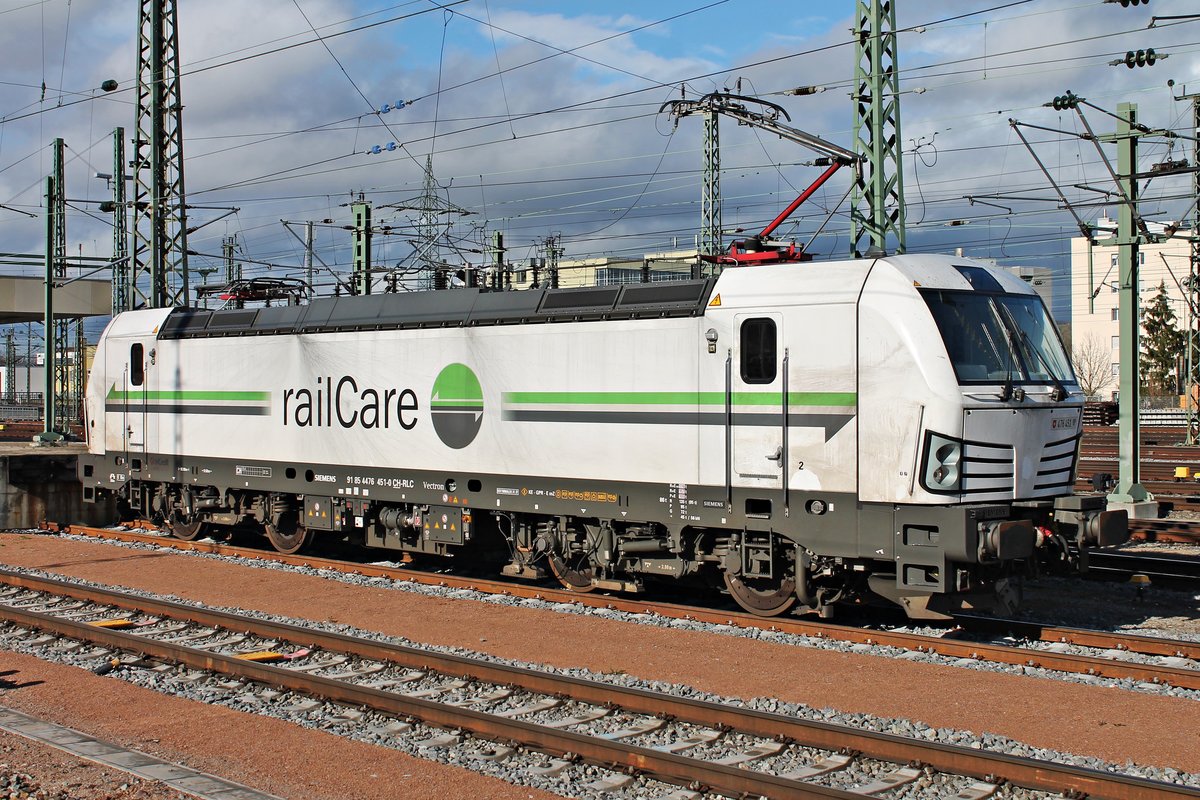 Am Nachmittag des 13.03.2019 stand Rem 476 451  Graubünden  von railCare auf dem südlichen Stumpfgleis von Bahnsteig 2 im Badischen Bahnhof von Basel und wartete auf ihren nächsten Einsatz.