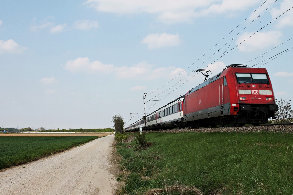 Am Nachmittag des 13.04.2014 fuhr 101 028-9 mit dem EC 9 (Hamburg Altona - Zürich HB) nördlich von Müllheim (Baden) der Schweizer Grenze entgegen.