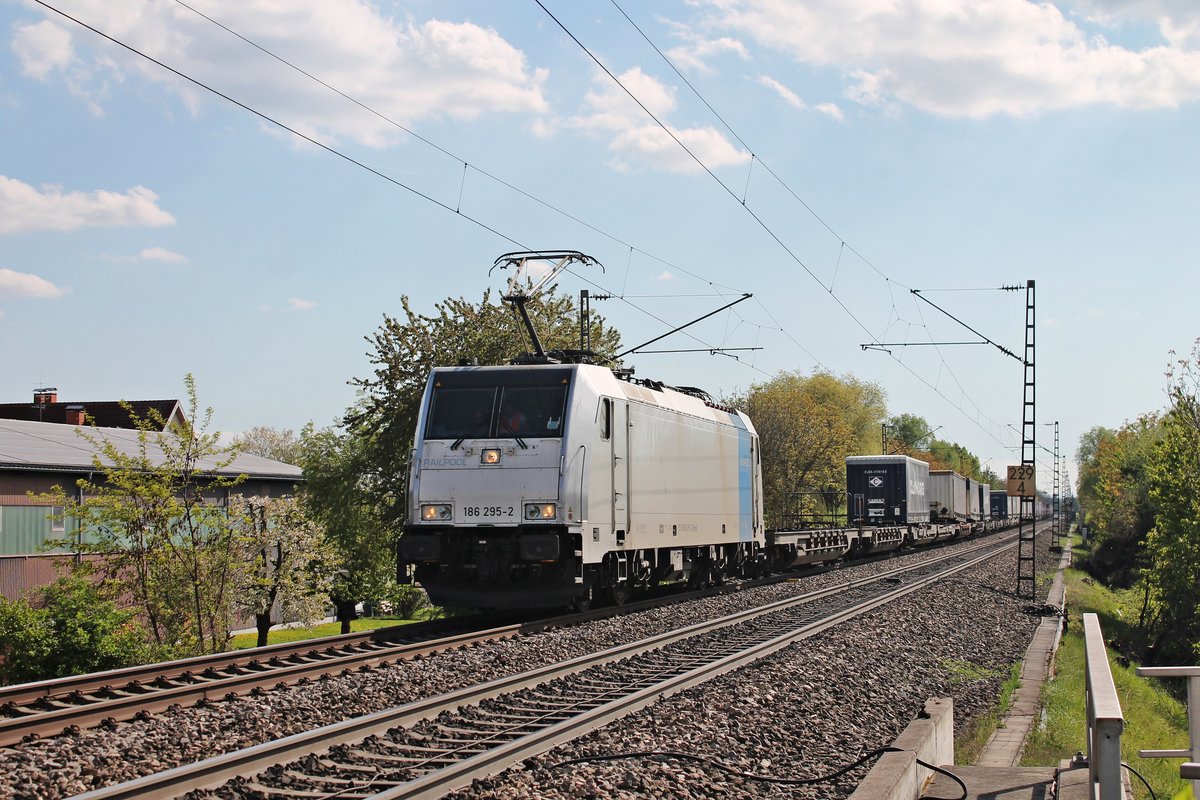 Am Nachmittag des 13.04.2017 bespannte Rpool/CTN 186 295-2 einen KLV von der Schweizer Grenze bis zum Zielbahnhof nach Rotterdam Waalhaven, als sie bei Heitersheim in Richtung Norden.