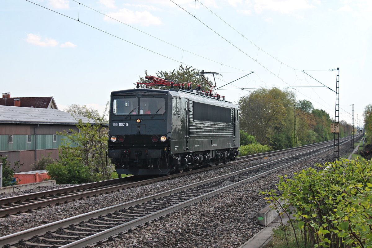 Am Nachmittag des 13.04.2017 fuhr EBS 155 007-8 als Lokzug, aus Richtung Basel kommend, südlich von Heitersheim durchs Rheintal.