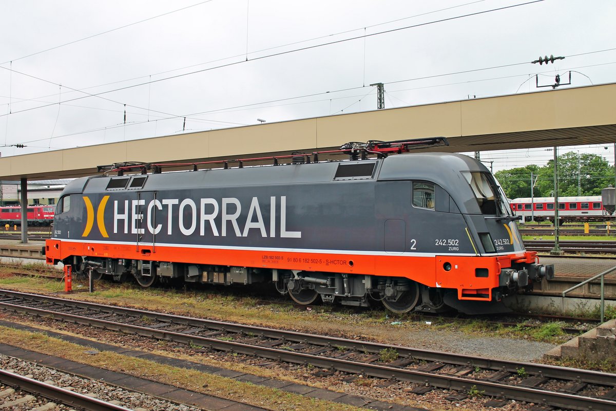 Am Nachmittag des 13.05.2016 stand Hector Rail 242.502 (182 502-5)  Zurg  abgestellt auf Gleis 96 im Badischen Bahnhof von Basel, nachdem sie einen Pilgerzug nach Lourdes in die Schweiz gebracht hatte.