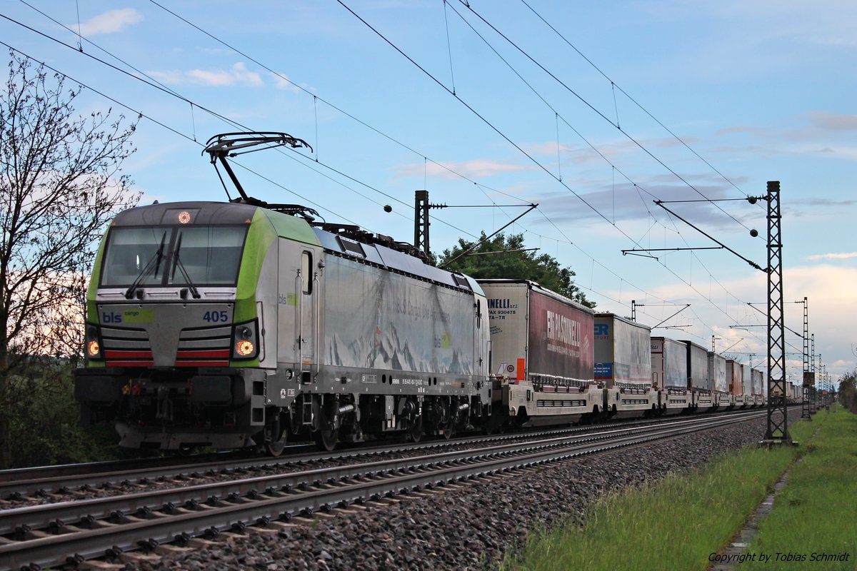 Am Nachmittag des 13.05.2017 bespannte Re 475 405 dem  CargoBeamer -KLV nach Köln Eifeltor/Kaldenkirchen, als sie südlich von Buggingen durchs Rheintal gen Freiburg (Breisgau) fuhr.