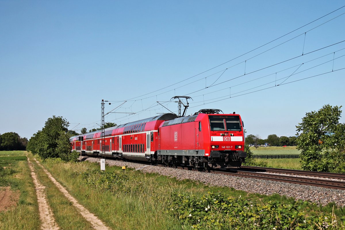 Am Nachmittag des 13.06.2019 fuhr die Münsteraner 146 122-7, welche an das BW Freiburg (Breisgau) ausgeliehen war, südlich von Buggingen mit ihrem RE (Offenburg - Basel SBB) über die Rheintalbahn in Richtung Müllheim (Baden).