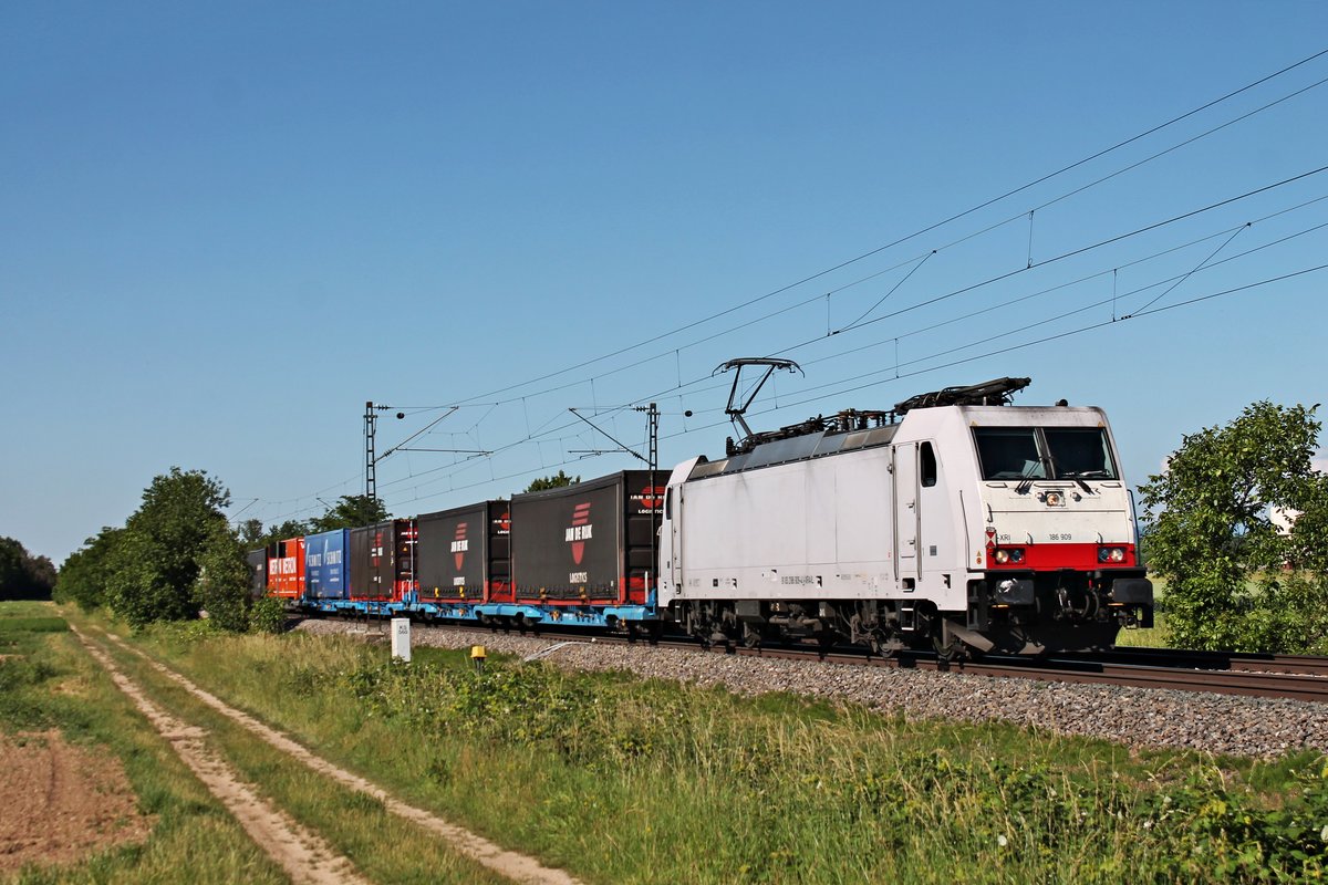 Am Nachmittag des 13.06.2019 fuhr Maquarie/XRAIL/TXL 186 909 mit dem  WETRON/Jan de Rijk -Containerzug DGS 41031 (Köln Eifeltor - Melza Scalo) südlich von Buggingen über die Rheintalbahn durchs Markgräflerland in Richtung Schweiz.