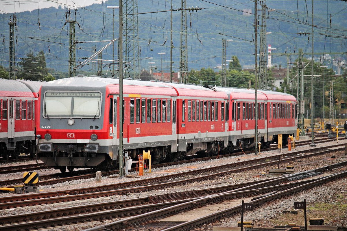 Am Nachmittag des 13.07.2015 stand der Haltinger 928 701/628 701 zusammen mit einer weiteren Einheit im südlichen Bahnhofsvorfeld von Basel Bad Bf und warten auf ihren nächsten Einsatz.