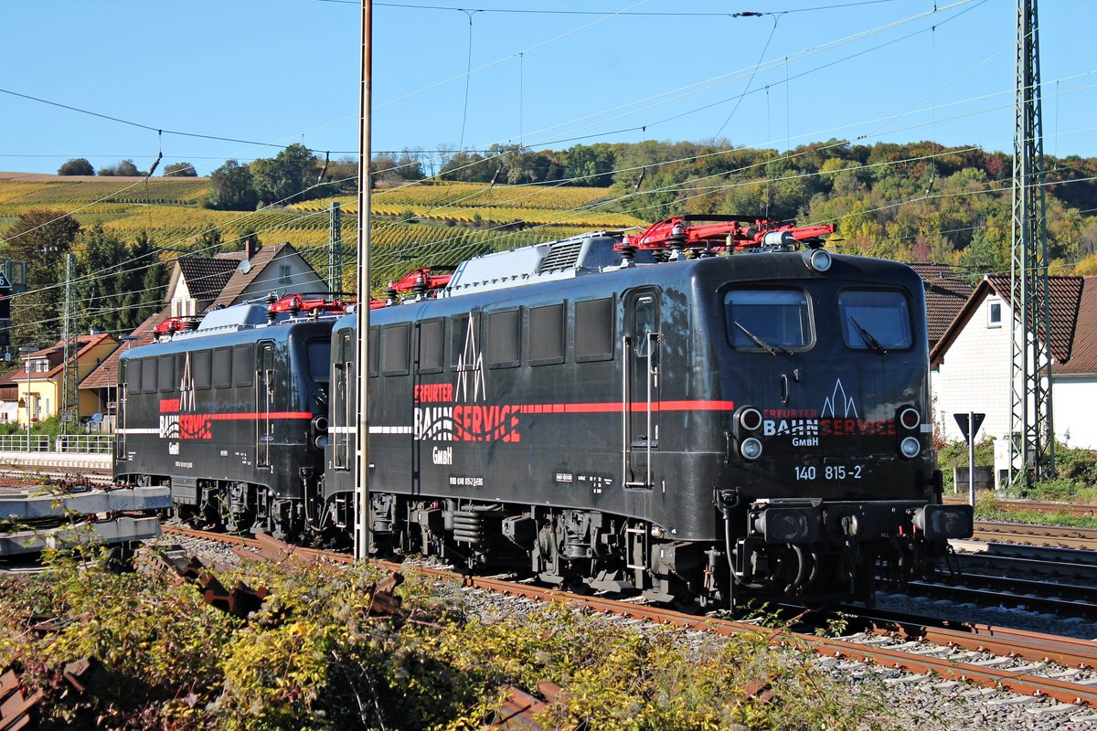 Am Nachmittag des 13.10.2017 stand EBS 140 815-2 zusammen mit EBS 140 811-1 abgestellt im Bahnhofsbereich von Efringen Kirchen und warteten dort auf ihren nächsten Einsatz. Zuvor brachten sie einen Zuckerrübenzug aus Brandeburg nach Basel Bad Rbf.