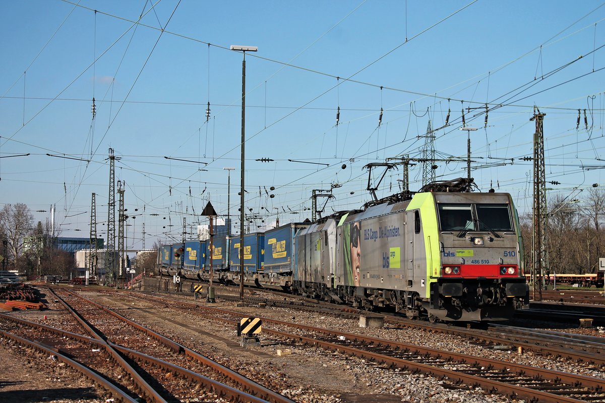 Am Nachmittag des 14.02.2018 fuhr Re 486 510 zusammen mit Rpool/BLSC 186 108 und einem  LKW Walter -KLV durch den Badischen Bahnhof von Basel in Richtung Rangierbahnhof Muttenz.