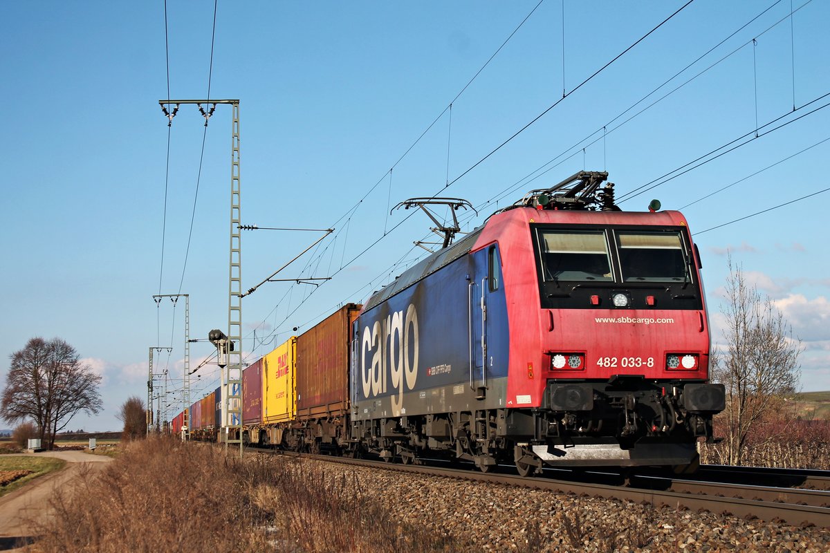 Am Nachmittag des 14.03.2018 fuhr Re 482 033-8  Basler Rheinhäfen  mit einem langen Containerzug nördlich von Müllheim (Baden) in Richtung Schweizer Grenze.