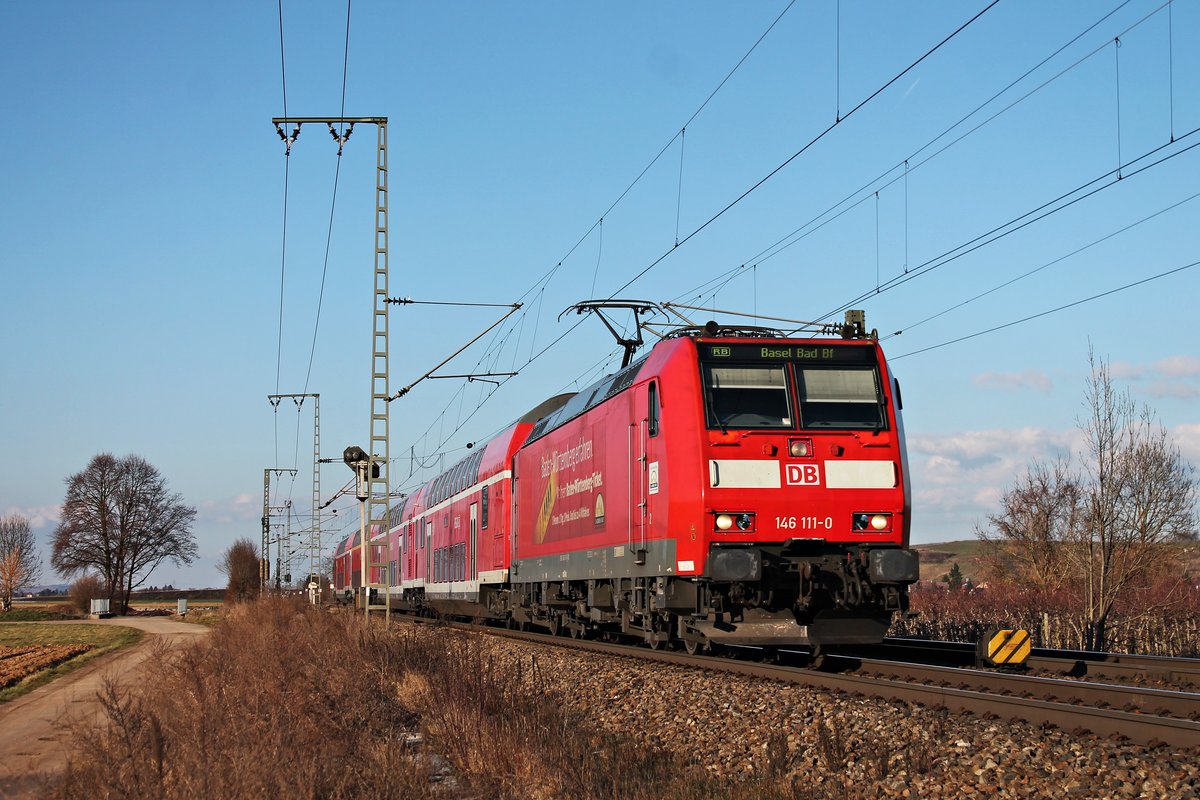 Am Nachmittag des 14.03.2018 fuhr 146 111-0 mit ihrer RB (Offenburg - Basel Bad Bf) nördlich von Müllheim (Baden), wo sie im gleichnamigen Bahnhof gleich ihren nächsten Zwischenhalt einlegen wird, durchs Rheintal in Richtung Schweiz.