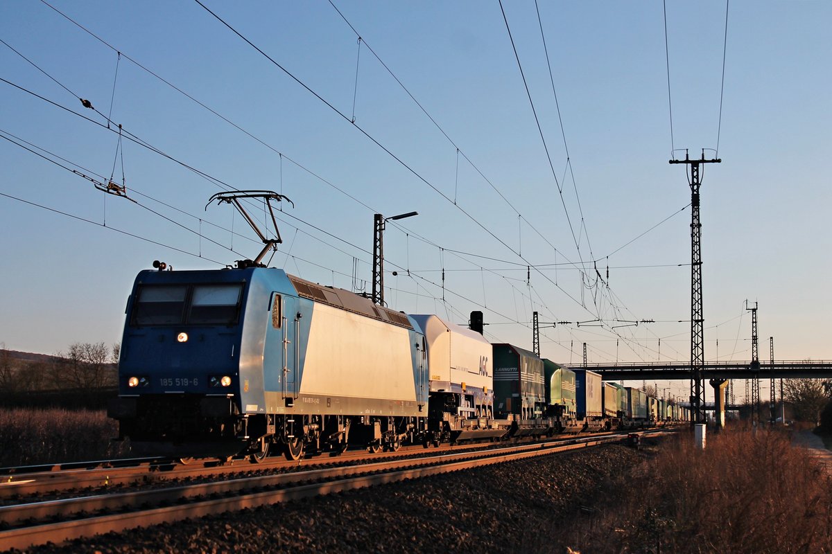 Am Nachmittag des 14.03.2018 fuhr ATLU/CFL 185 519-6 mit dem  Lannutti -KLV (Torino Orbassano - Charleroi Dry Port) nördlich von Müllheim (Baden) durchs Rheintal in Richtung Freiburg (Breisgau).