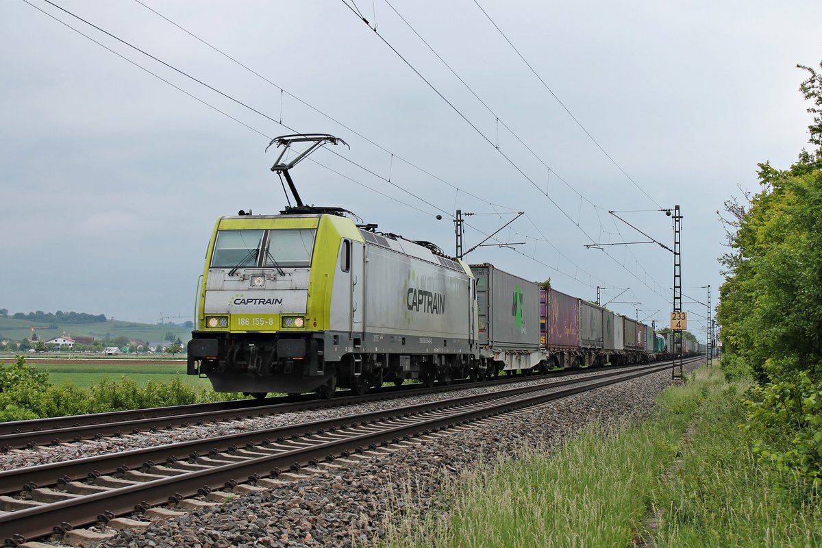 Am Nachmittag des 14.05.2020 fuhr ITL/CCW 186 155-8 mit dem DGS 43558 (Gallarate - Geleen Lutterade), welchen sie seit Basel Bad Rbf bespannte, nördlich von Hügelheim über die Rheintalbahn durchs Markgräflerland in Richtung Freiburg (Breisgau).