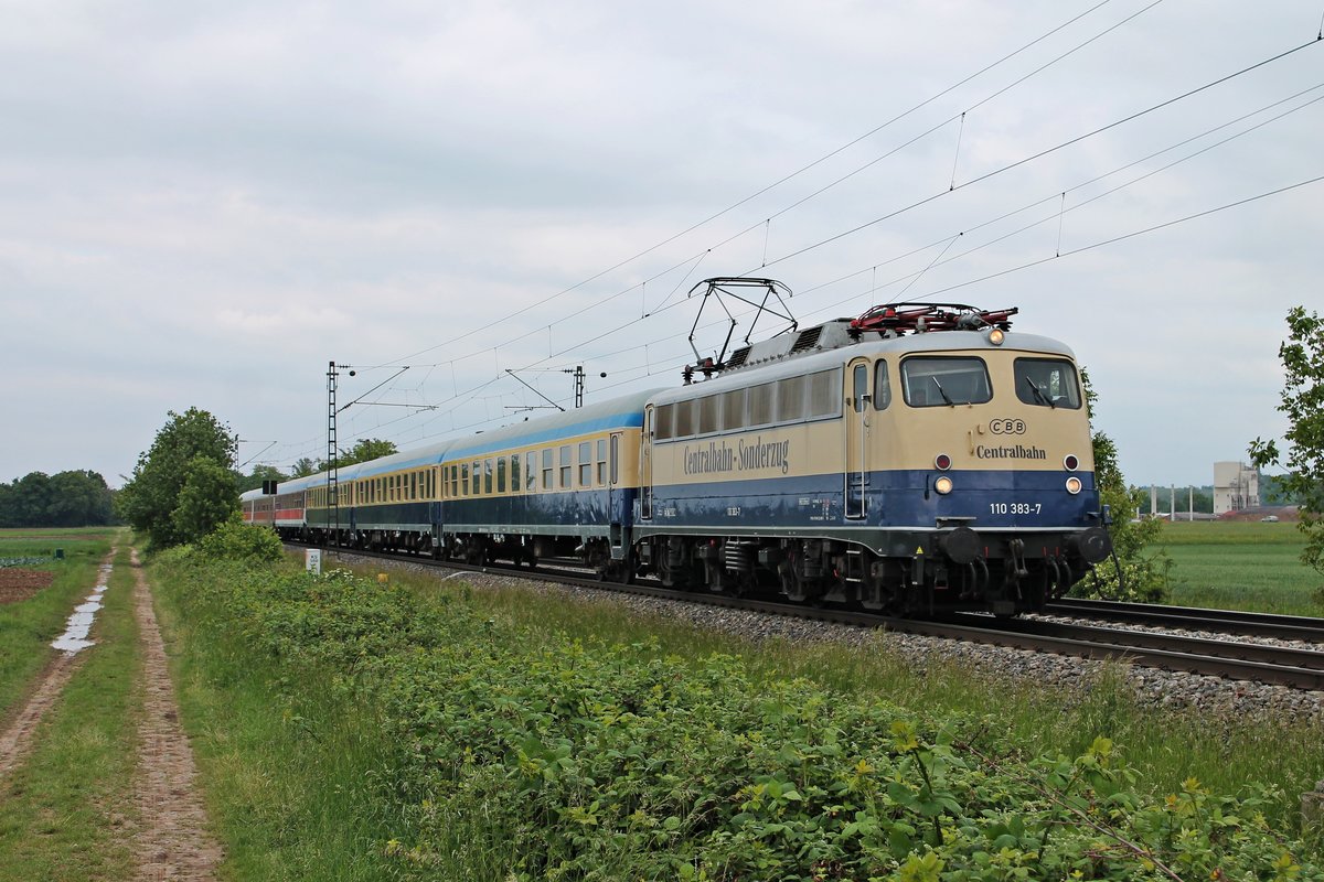 Am Nachmittag des 14.05.2020 überführt die 110 383-7 (115 383-2) der CBB sechs ehemalige SH-Express Wagen, wovon drei neu lackiert wurden, nach Basel Bad Bf, als sie südlich von Buggingen über die Rheintalbahn durchs Markgräflerland in Richtung Müllheim (Baden) fuhr.