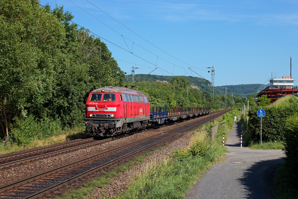 Am Nachmittag des 14.6.2015 zog die 218 261 der Bahnbau-Gruppe ein paar leere Rungenwagen durch Bonn-Limperich