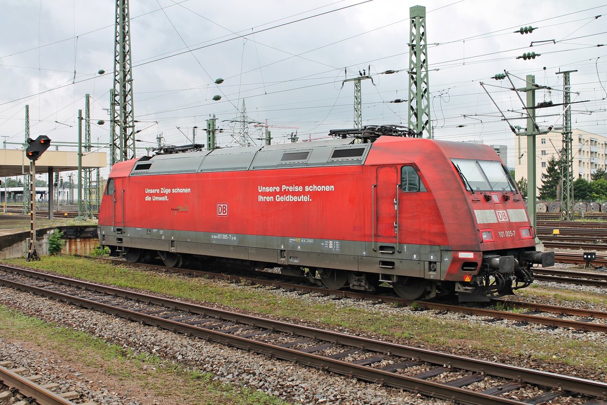 Am Nachmittag des 15.06.2015 stand 101 005-7 südlichen vom Bahnsteig 4/5 in Basel Bad Bf abgestellt.