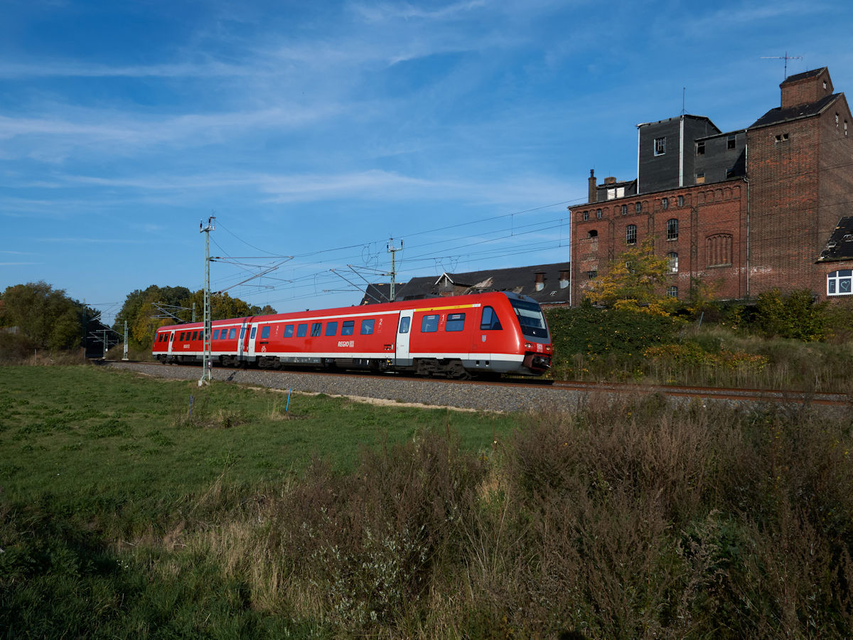 Am Nachmittag des 15.10.2019 war 612 100 als RE3 auf dem Weg von Altenburg nach Erfurt. Der Zug befindet sich gerade in der Anfahrt auf den Bahnhof Lehndorf.