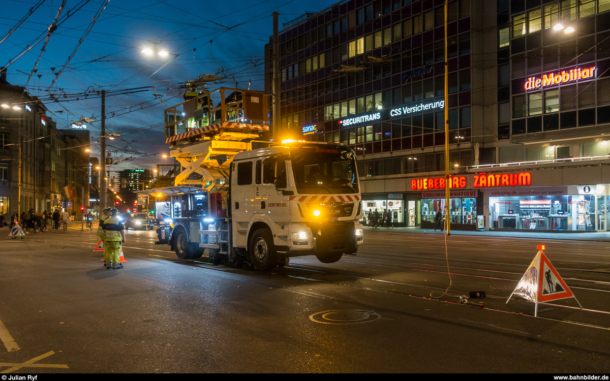 Am Nachmittag des 16. Oktobers 2018 waren aufgrund einer Fahrleitungsstörung auf dem Bubenbergplatz sämtliche Tramlinien in Bern unterbrochen und mussten umgeleitet werden. Am Abend ist das Fahrleitungsteam von BERNMOBIL mit dem neuen Zweiwege-Motorturmwagen mit Reparaturarbeiten beschäftigt.