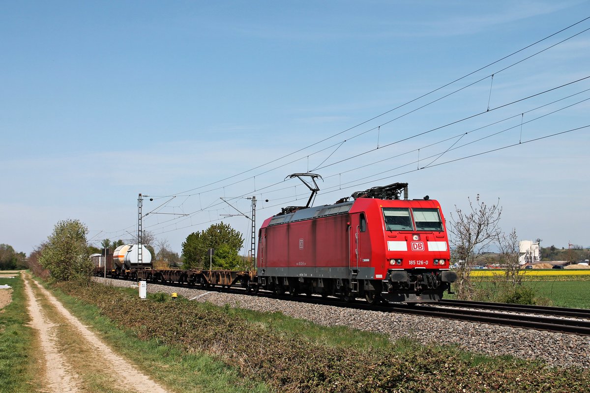 Am Nachmittag des 16.04.2020 fuhr 185 126-0 mit dem EZ 51943 (Mannheim Rbf - Basel Bad Rbf) südlich von Buggingen über die Rheintalbahn durchs Markgräflerland in Richtung Schweiz.