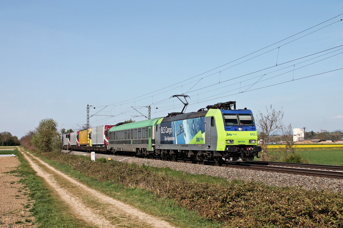 Am Nachmittag des 16.04.2020 fuhr Re 485 012  BLS Cargo - Die Alpinisten  mit ihrer RoLa (Freiburg (Brsg) Rbf - Novara Boschetto), welche sie bis Domodossola bespannte, südlich von Buggingen durchs Markgräflerland in Richtung Schweizer Grenze.