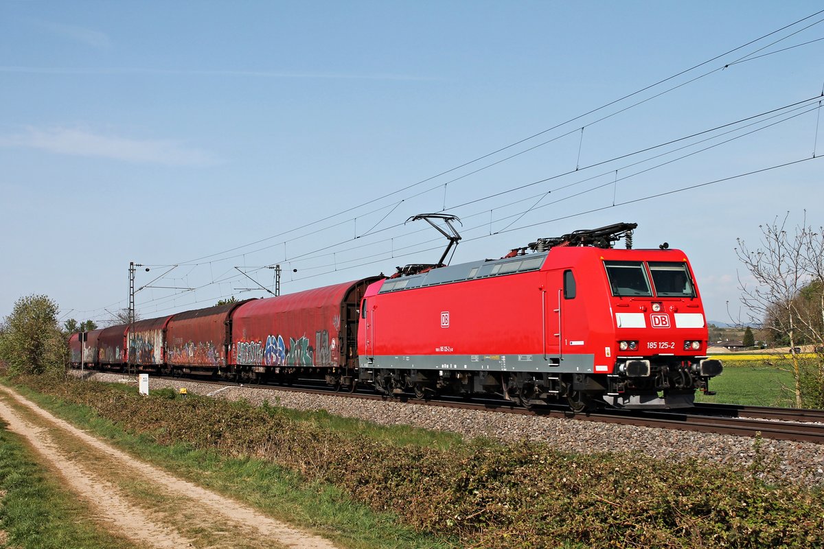 Am Nachmittag des 16.04.2020 fuhr 185 125-2 mit dem EZ 45023 (Mannheim Rbf - Chiasso Smistamento) bei Buggingen durchs Markgräflerland über die KBS 702 in Richtung Müllheim (Baden).