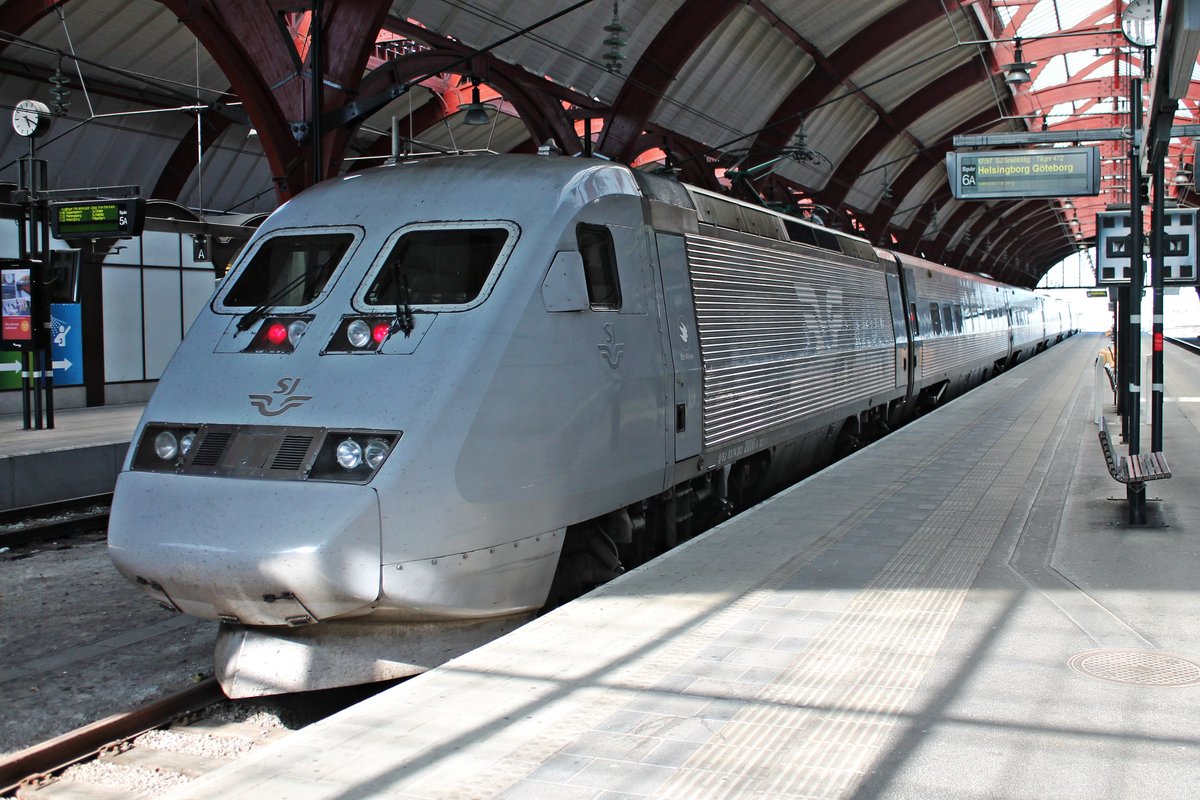 Am Nachmittag des 16.07.2019 stand X2 2006 als SJ Snabbtåg 472 (Malmö C - Göteborg) auf Gleis 6 im Startbahnhof und wartete auf seine Ausfahrt.