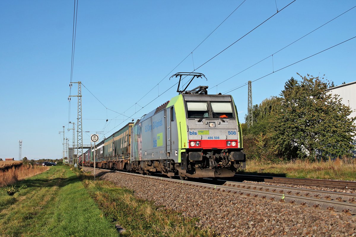 Am Nachmittag des 16.10.2019 fuhr Re 486 508  BLS Cargo. Gli Alpinisti.  mit dem  T.T.S. -Containerzug nach Italien, welchen sie seit Aachen West bespannte, über die Rheintalbahn durch den den Haltepunkt von Auggen in Richtung Basel.